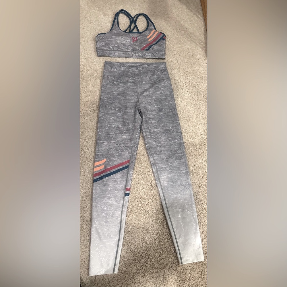 Peloton set! Sports bra and matching leggings - size small